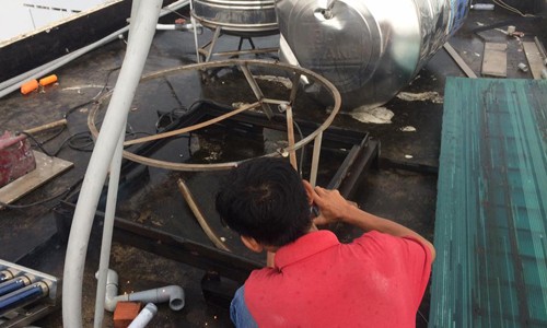 Sửa téc nước, vợ chồng ở Hà Nội bị điện giật chết Sửa téc nước, vợ chồng ở Hà Nội bị điện giật chết