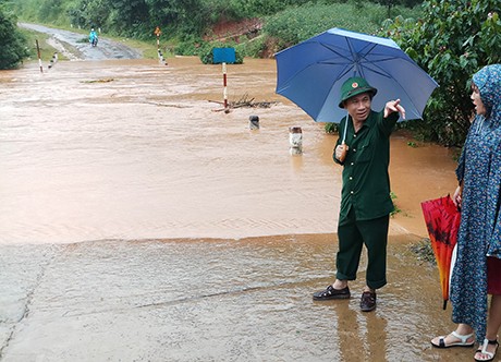 Mưa lũ làm chết trâu bò, chia cắt nhiều tuyến đường Mưa lũ cô lập các thôn làng xã Đăk Long (ảnh Đ.Vinh)