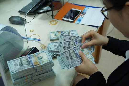 Giá USD tự do hạ nhiệt sau khi vọt lên 23.700 đồng/USD Giá USD quay đầu hạ nhiệt. Ảnh: NLĐ