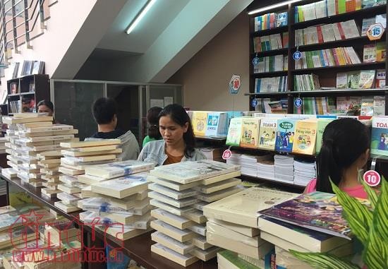 TPHCM: Sách giáo khoa 'cháy' hàng, phụ huynh chật vật tìm mua Để có đủ bộ sách giáo khoa cho con, nhiều phụ huynh chọn giải pháp "gom" từng cuốn sách ở nhiều nhà sách.