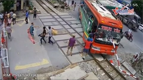 Vụ xe khách bị barie đường sắt xuyên thủng: Lời kể của nhân chứng Vụ xe khách bị barie đường sắt xuyên thủng: Lời kể của nhân chứng
