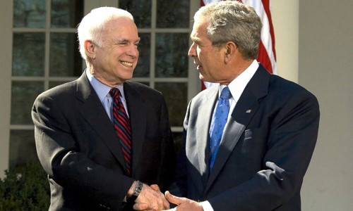Bush nhận lời đọc điếu văn tại tang lễ John McCain Ứng viên tổng thống đảng Cộng hòa John McCain (trái) bắt tay Tổng thống George W. Bush tại Vườn Hồng, Nhà Trắng tháng 3/2008. Ảnh: AFP.