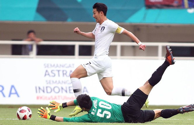 Son Heung-min nhận công trong trận thắng Olympic Việt Nam Son Heung-min trong pha bứt tốc qua Tiến Dũng, tạt bóng vào nhưng các đồng đội không thể ghi bàn ở trận đấu chiều 29/8. Ảnh: Lâm Thỏa.
