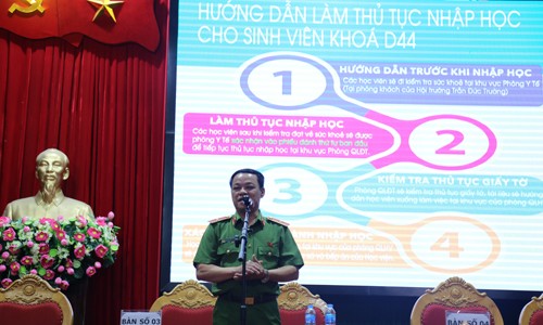 Tân sinh viên Học viện Cảnh sát Nhân dân ngày nhập trường Đ/c Thiếu tướng, PGS.TS Đặng Xuân Khang – Phó Giám đốc Học viện phát biểu chào mừng tân sinh viên