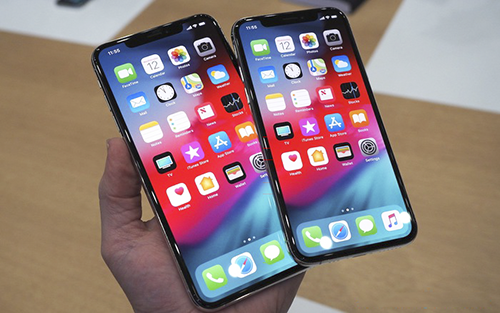 iPhone Xs 'thất sủng' tại Việt Nam Phone Xs (bên phải) không hấp dẫn người dùng bằng iPhone Xs Max (bên trái).