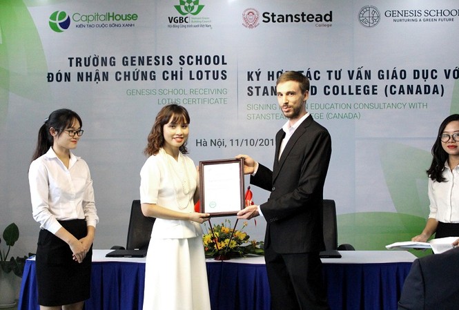 Capital House nhận chứng chỉ xanh LOTUS cho Genesis School Ông Xavier Leulliette– Đại diện cho VGBC trao chứng nhận xanh Lotus cho Bà Đỗ Thùy Chi – Phó chủ tịch Tập đoàn Capital House