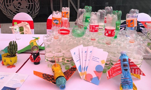 Coca – Cola góp phần thúc đẩy người Việt tái chế rác thải nhựa Các tác phẩm tái chế từ rác thải nhựa tiêu biểu được trưng bày trong sự kiện