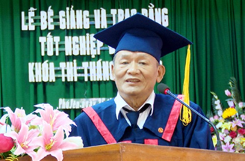 Ông lão sửa xe gần 70 tuổi lấy bằng cử nhân Luật Ông Mai nhận bằng cử nhân luật hồi tháng 10. Ảnh: Nhân vật cung cấp.