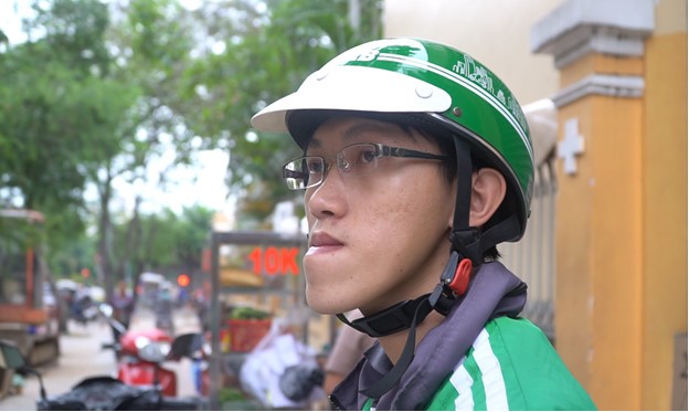 Bức tâm thư đẫm nước mắt và điều kỳ diệu cho ‘thạc sĩ xe ôm’ Nguyễn Duy Phương vô tình nổi tiếng khắp cộng đồng mạng sau clip có nội dung miệt thị người bị khiếm khuyết.