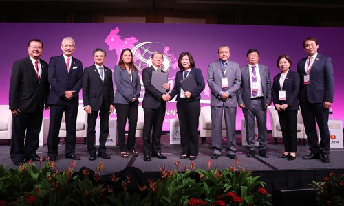 T&T Group cùng YCH Group (Singapore) hợp tác triển khai dự án tại VN Hội đồng tư vấn kinh doanh ASEAN đã chứng kiến Lễ trao Biên bản ghi nhớ giữa Tập đoàn T&T Group, đại diện bởi ông Doãn Tuấn Anh, Phó Tổng giám đốc (thứ năm từ trái sang) và Tập đoàn YCH, đại diện bởi Bà Chan Yoke Ping, Giám đốc khu vực (thứ năm từ phải sa
