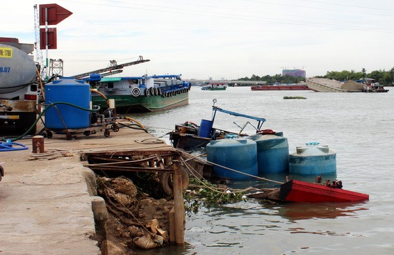 Tàu hàng thủng đáy, 26 tấn hóa chất trào xuống sông Đồng Nai Việc hàng chục tấn hóa chất bị chìm xuống dưới sông khiến nguồn nước có nguy cơ bị ô nhiễm nặng nề. Ảnh VTC new