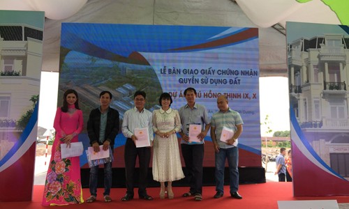 Phú Hồng Thịnh khẳng định vị thế, uy tín trong làng BĐS Bình Dương Công ty Phú Hồng Thịnh bàn giao chủ quyền đất cho khách hàng sau 4 tháng triển khai cơ sở hạ tầng