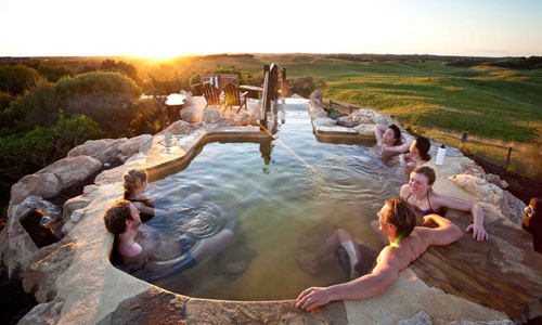 Nghỉ dưỡng kết hợp điều dưỡng với hệ thống tắm khoáng Onsen ở Cát Bà Tắm suối khoáng nóng rất có lợi cho sức khỏe. Ảnh Internet.