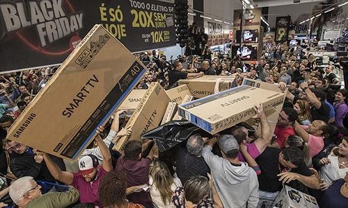 Người Việt ở Mỹ sợ cảnh mua sắm ngày Black Friday Khách hàng chen lấn để mua được tivi giá trẻ trong ngày Black Friday ở Mỹ. Ảnh: The Independent.