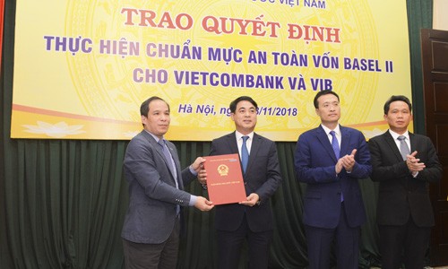 Vietcombank là ngân hàng đầu tiên đáp ứng chuẩn mực Basel II tại VN Đại diện Ban Lãnh đạo NHNN, ông Đoàn Thái Sơn – Phó Thống đốc (ngoài cùng bên trái) trao quyết định công nhận Vietcombank thực hiện chuẩn mực an toàn vốn Basel II (đại diện Ban Lãnh đạo Vietcombank nhận quyết định: Ông Nghiêm Xuân Thành – Chủ tịch