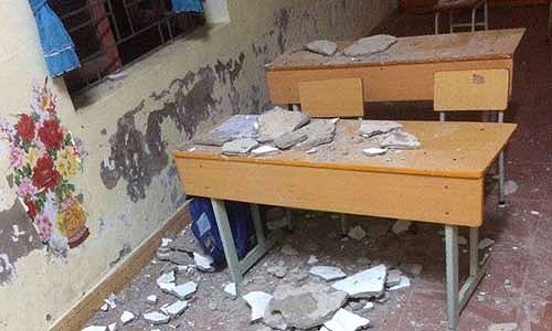 Ba học sinh tiểu học nhập viện khi trần lớp học bất ngờ sập Cả mảng vữa trần sập xuống khiến 3 học sinh lớp 1 phải nhập viện điều trị. Ảnh. Đ.HOÀNG