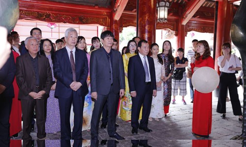 Lễ dâng hương tại Văn Miếu Quốc Tử Giám nhân kỷ niệm 30 năm thành lập Lễ dâng hương tại Văn Miếu Quốc Tử Giám nhân kỷ niệm 30 năm thành lập