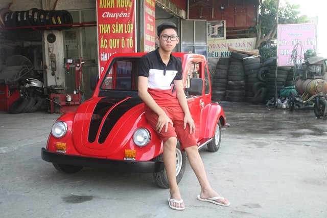 Nam sinh lớp 11 lắp ráp ô tô chạy bằng năng lượng mặt trời Nam sinh Ngô Việt Cường bên chiếc ô tô chạy bằng năng lượng mặt trời do em lắp ráp.