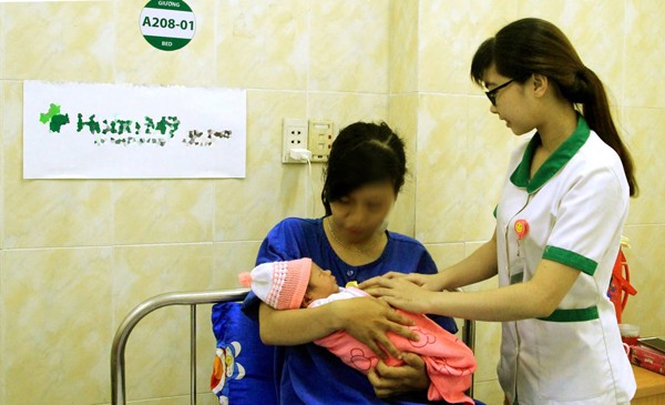 Bà bầu vỡ ối khi đi chơi, thai nhi thò chân ra ngoài Bé gái chào đời bằng sinh thường nặng 3,3kg.