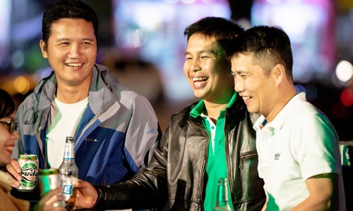 Sắc xuân miền Trung rực rỡ trên lon bia Huda tết Với người miền Trung, những giờ phút được quây quần bên gia đình và bạn bè là vô cùng quý giá sau một năm nỗ lực không ngừng nghỉ.