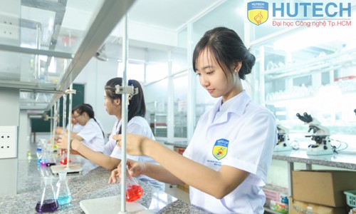 Ngành Công nghệ thực phẩm: Không chỉ là chế biến thực phẩm! Sinh viên ngành Công nghệ thực phẩm HUTECH trong giờ thực hành thí nghiệm
