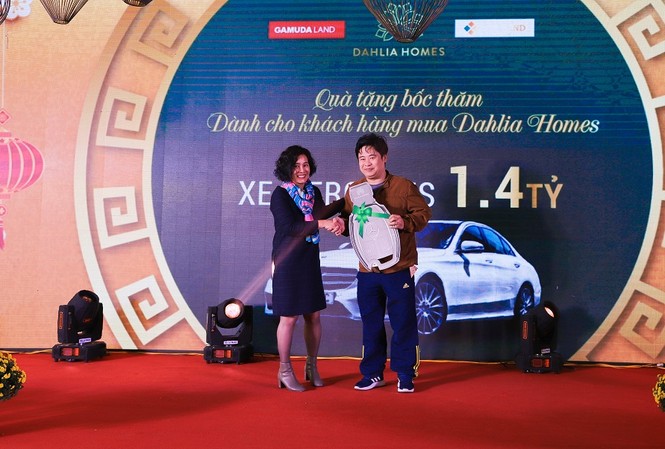 Lộ diện chủ nhân liền kề Dahlia Homes – Gamuda Gardens trúng ô tô Mercedes C200 Đại diện đơn vị phân phối CenLand trao biểu trưng quà tặng xe ô tô Mercedes C200 cho khách hàng may mắn - anh Lê Vĩnh Hoàng