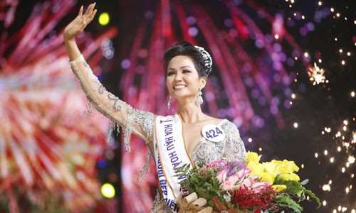 H’Hen Niê chia sẻ về tình yêu, cuộc sống cô đơn sau hào quang gây xúc động Đằng sau những hào quang có được thời gian qua, Hen chia sẻ cô không ít lần rơi nước mắt vì áp lực.