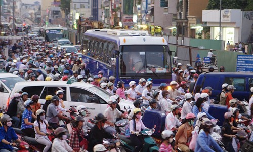 Chỉ nên hạn chế xe cá nhân khi người dân dễ dàng tiếp cận phương tiện công cộng Xe cá nhân kẹt cứng vào giờ cao điểm.