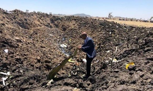 Máy bay Ethiopia nổ cực mạnh khi đâm xuống đất Giám đốc điều hành Ethiopian Airlines tại hiện trường vụ tai nạn máy bay. Ảnh: BBC.