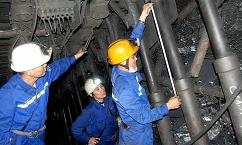 Những mô hình dân vận khéo ở vùng than Quảng Ninh Công nhân Công ty than Thống Nhất kiểm tra thiết bị chống lò.