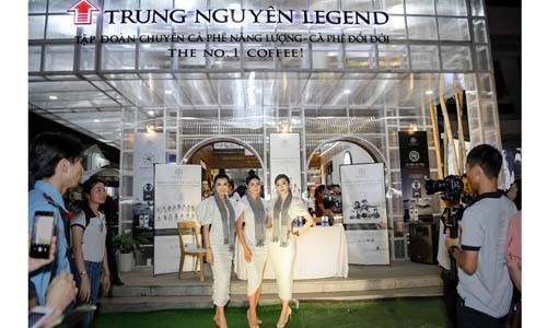 Ba nàng hậu giao lưu, tặng sách tại Lễ hội cà phê Buôn Ma Thuột Ba nàng hậu giao lưu, tặng sách tại Lễ hội cà phê Buôn Ma Thuột