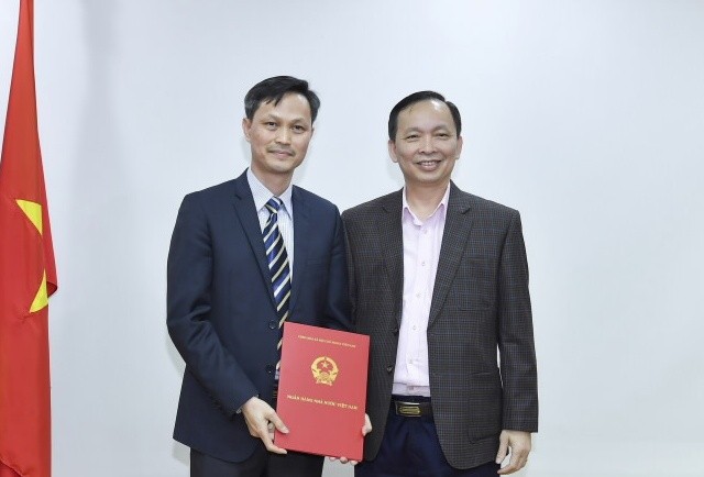 Điều động, bổ nhiệm nhân sự Ngân hàng Nhà nước, VKSNDTC Phó Thống đốc NHNN Đào Minh Tú trao quyết định cho đồng chí Nguyễn Trọng Du.