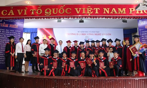 STU tổ chức Lễ trao bằng tốt nghiệp chương trình đào tạo trình độ thạc sĩ khóa 1 Các tân thạc sỹ chụp hình lưu niệm tại buổi lễ