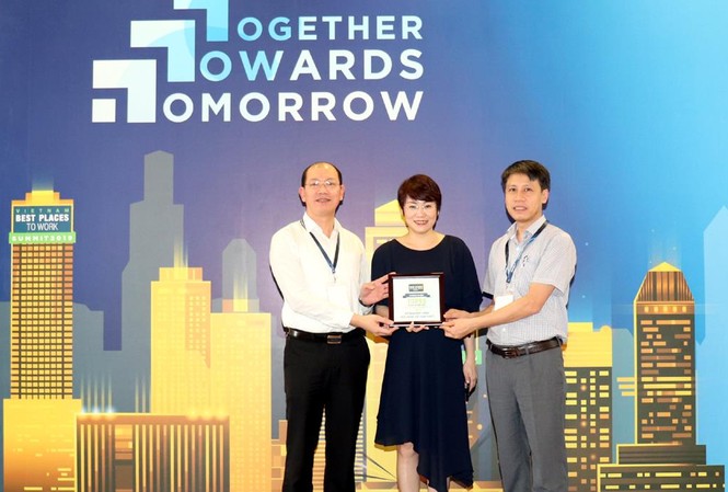 VNPT tiếp tục ở top 3 thương hiệu tuyển dụng ICT tốt nhất VN 2019 Bà Mai Linh Giang, Phó trưởng Ban Nhân lực Tập đoàn VNPT nhận giải.