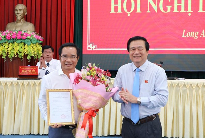 Ban Bí thư Trung ương Đảng chuẩn y, chỉ định nhân sự mới Bí thư Tỉnh ủy Long An Phạm Văn Rạnh trao quyết định và chúc mừng đồng chí Nguyễn Văn Được