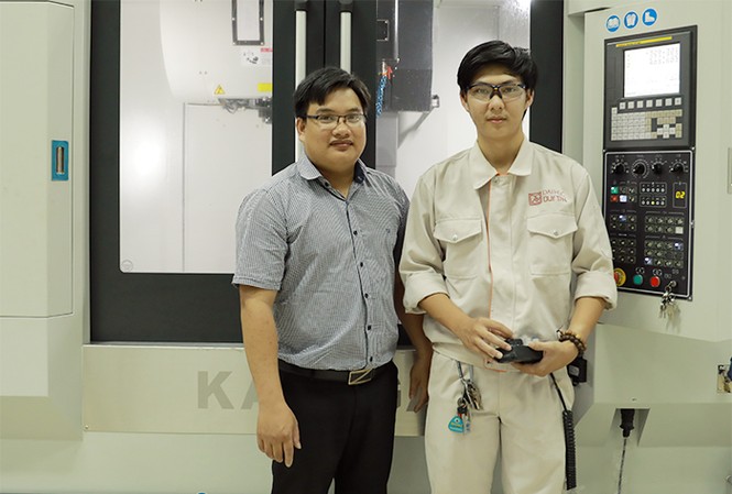 Điện - Điện tử: Ngành học dành cho những người đam mê máy móc ThS. Đặng Ngọc Sỹ (bên trái) và sinh viên Nguyễn Thanh Hùng tại Trung tâm Điện-Điện tử ĐH Duy Tân
