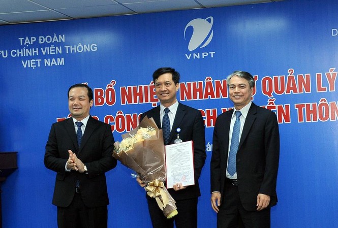 VinaPhone có Tổng giám đốc mới Chủ tịch HĐQT VNPT Trần Mạnh Hùng và Tổng giám đốc VNPT Phạm Đức Long trao quyết định bổ nhiệm cho ông Nguyễn Nam Long
