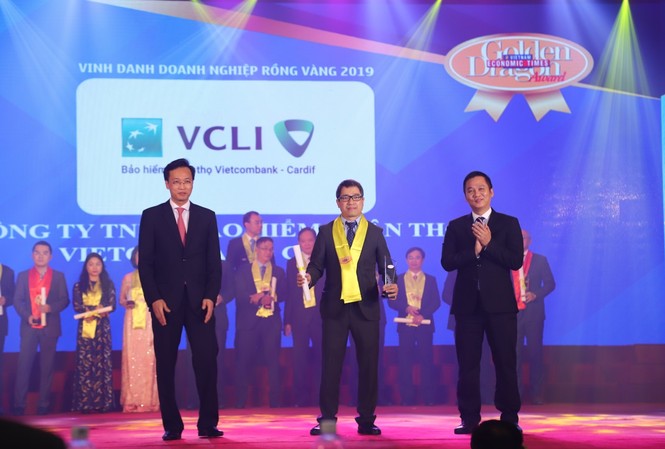 Vietcombank - Cardif vinh dự nhận giải thưởng Rồng Vàng 4 năm liên tiếp Ông Vũ Tuấn Minh – Phó Tổng Giám đốc VCLI nhận Giải thưởng Rồng Vàng 2018