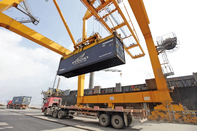 “Ông lớn” tư nhân và cuộc dấn thân tỷ USD vào cảng biển Hệ thống cảng biển và logistics của Việt Nam cần được đầu tư phát triển bài bản để đáp ứng những mục tiêu mà các chiến lược phát triển kinh tế biển đã đề ra.