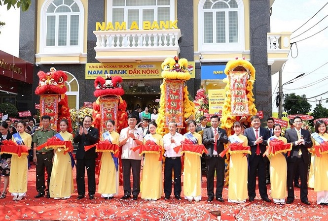 Nam A Bank khai trương liên tiếp hai chi nhánh mới tại Đắk Nông và Long An Nam A Bank Đắk Nông khai trương tại số 29-31, đường 23/3, phường Nghĩa Trung, thị xã Gia Nghĩa, tỉnh Đắk Nông.