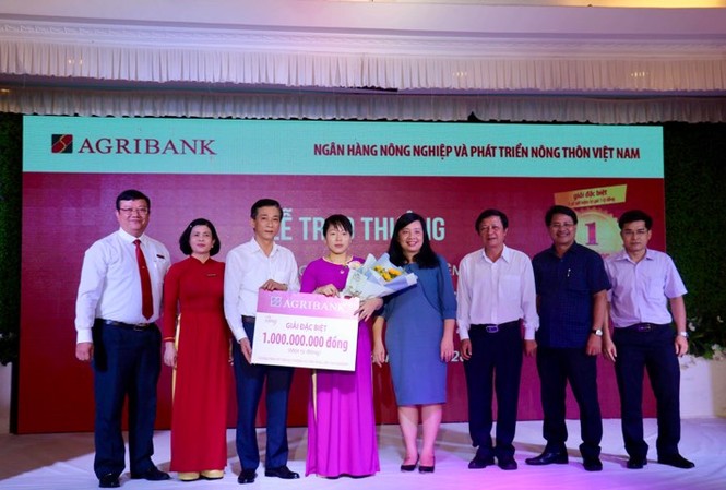 Agribank trao sổ tiết kiệm 01 tỷ đồng cho khách hàng trúng thưởng Agribank trao sổ tiết kiệm 01 tỷ đồng cho khách hàng trúng thưởng