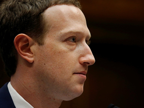 Cổ đông Facebook lại tìm cách 'lật đổ' Mark Zuckerberg Mark Zuckerberg, CEO kiêm chủ tịch Facebook, tỷ phú công nghệ bị đề xuất từ chức nhiều nhất trong năm qua. Ảnh Reuters