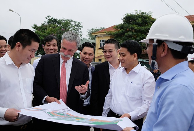 F1 muốn làm cầu nối quảng bá hình ảnh Việt Nam CEO F1, ông Chase Carey đã có chuyến thực địa và đánh giá cao tiến độ triển khai đường đua Mỹ Đình.