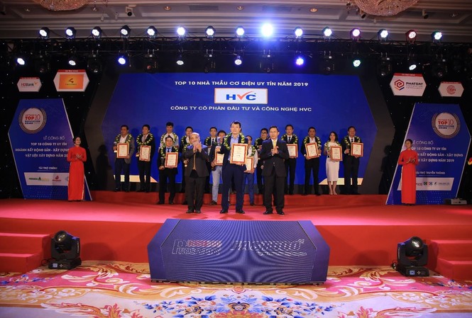 HVC Group được vinh danh top 10 nhà thầu cơ điện uy tín 2019 Hình ảnh Phó Tổng Giám đốc Trần Văn Duy thay mặt HVC Group nhận giải thưởng