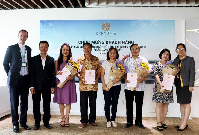 Senturia Vườn Lài bàn giao sổ hồng cho cư dân Senturia Vườn Lài bàn giao sổ hồng cho cư dân
