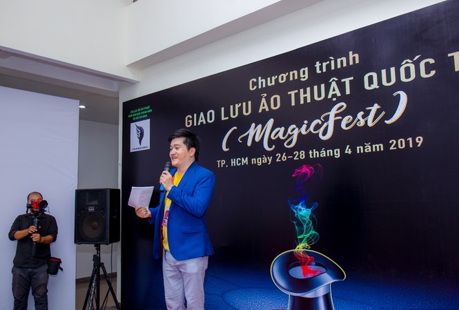 Toàn cảnh khai mạc “Chương trình giao lưu ảo thuật Quốc tế” tại Hồ Chí Minh Ông Palmas Nguyen (Chủ tịch của Hiệp hội IBM (International Brotherhood of Magicians) và IMS (International Magicians Society) tại Việt Nam