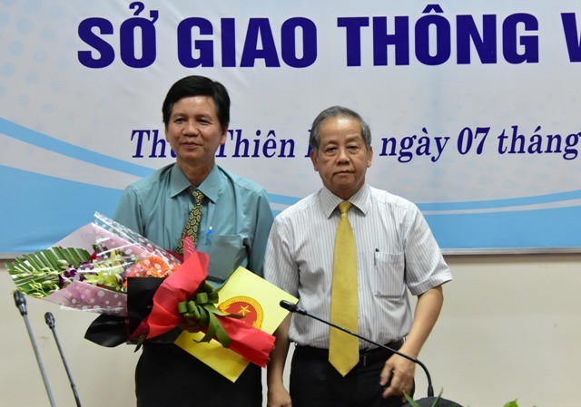 Bổ nhiệm nhân sự 7 tỉnh thành Chủ tịch UBND tỉnh Thừa Thiên Huế Phan Ngọc Thọ trao quyết định và chúc mừng đồng chí Nguyễn Văn Thành