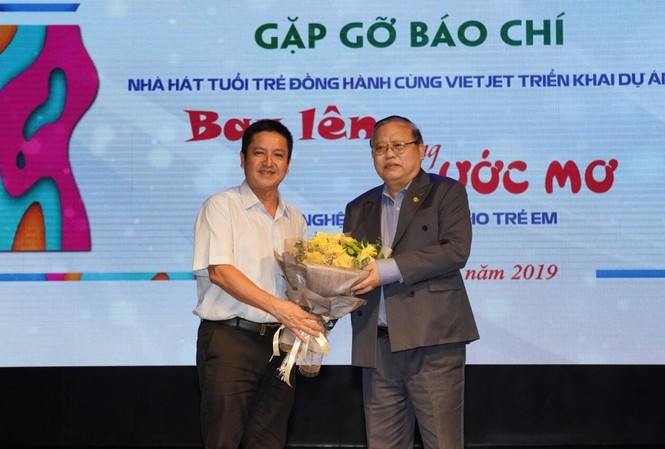 Nhà hát Tuổi Trẻ cùng VietJet chắp cánh “Bay lên những ước mơ” NSƯT Chí Trung và ông Nguyễn Đức Tâm trong buổi giới thiệu dự án “Bay lên những ước mơ”