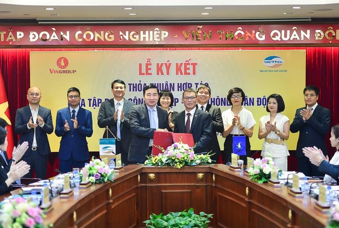 Vingroup và Viettel ký thỏa thuận hợp tác để đem đến dịch vụ tốt nhất cho khách Lãnh đạo Tập đoàn Vingroup và Tập đoàn Viettel ký thỏa thuận hợp tác nhằm mang đến cho khách hàng những trải nghiệm tốt nhất khi sử dụng sản phẩm, dịch vụ của hai bên.