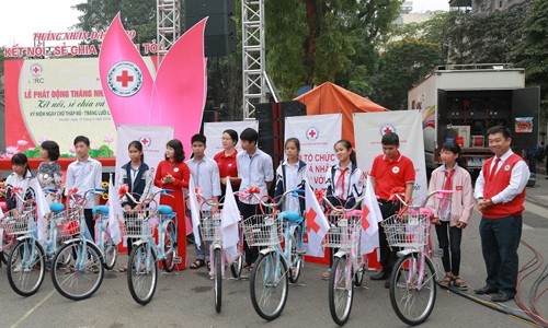 Agribank đồng hành cùng tháng nhân đạo Việt Nam Agribank dành tặng 50 chiếc xe đạp cho các em học sinh nghèo vượt khó trường THPT Đan Phượng